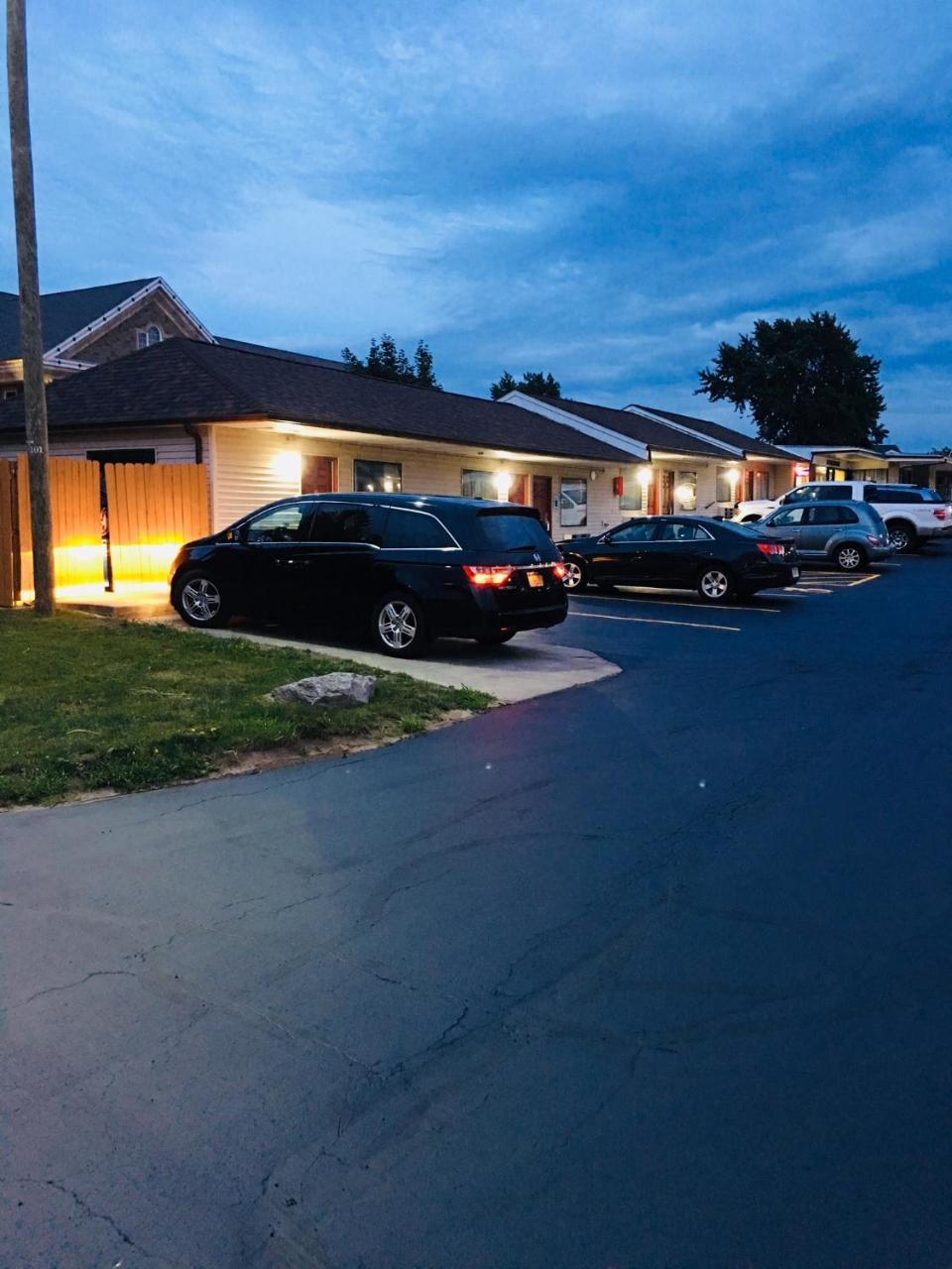 Budget Inn Williamsville Ngoại thất bức ảnh